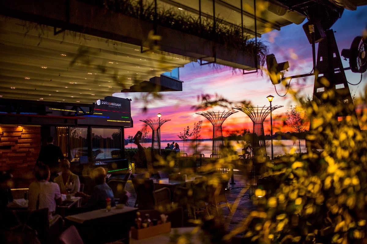 PANTAREI RESTAURANT BAR